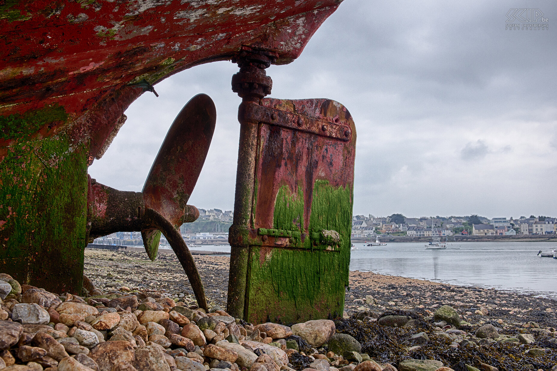 Crozon - Camaret-sur-Mer - Botenkerkhof Camaret-sur-Mer is een gemeente gelegen aan het einde van het schiereiland Crozon in het departement Finistère. Aan de binnenzijde van de haven, in de buurt van de Tour Vauban en de kapel van Notre Dame de Rocamadour is er een kerkhof voor boten waar oude boten worden achtergelaten en stilaan uiteenvallen.<br />
 Stefan Cruysberghs